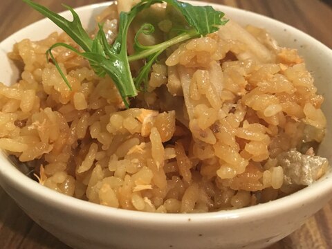 手間いらずで美味しい！鮭とごぼうの炊き込みごはん！